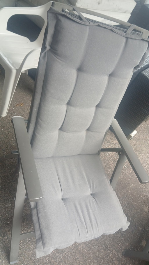 Garden set table + 4 chairs +4 cushions. Neatly maintained