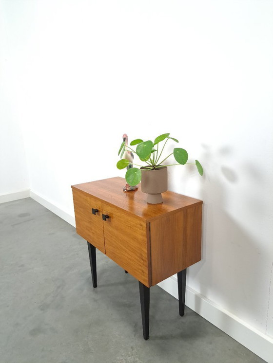 Image 1 of Klein kastje met zwarte hoge poten en 2 deuren