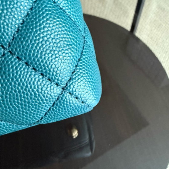 Image 1 of Chanel Coco Handle Small - Caviar trapuntato blu con finiture dorate Serie 28