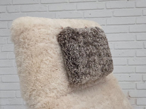 Fauteuil à bascule danois des années 1970, retapissé de véritable peau de mouton de qualité.