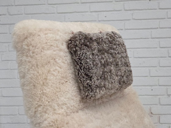 Image 1 of Fauteuil à bascule danois des années 1970, retapissé de véritable peau de mouton de qualité.