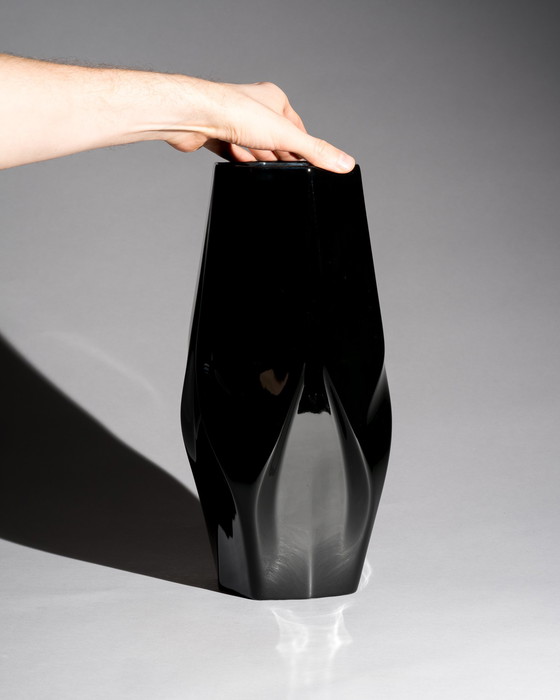 Image 1 of Vaso "Weave" di Zaha Hadid per Rosenthal
Porcellana nera lucida, Germania, XXI secolo
