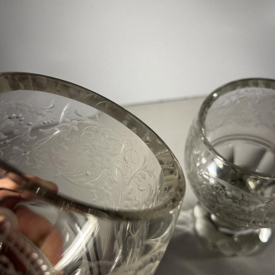 Verres à pied en cristal épais taillé avec décor de volutes et monogramme, Bohême, années 1900, Lot de 2 (photo 7 of 13)