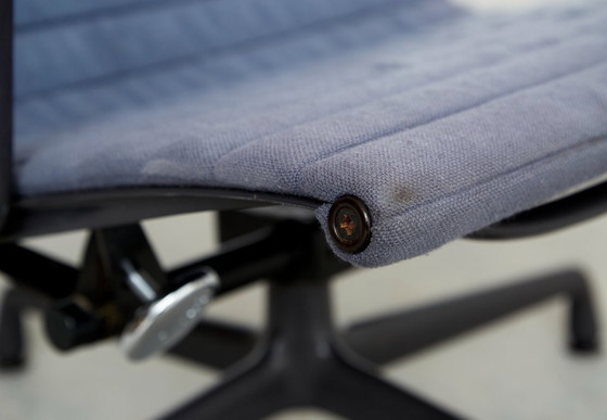 Charles & Ray Eames Stoel EA124 & Ottomane EA125 voor Vitra/Herman Miller – Verstelbare relaxstoel, Textiel (photo 10 of 20)