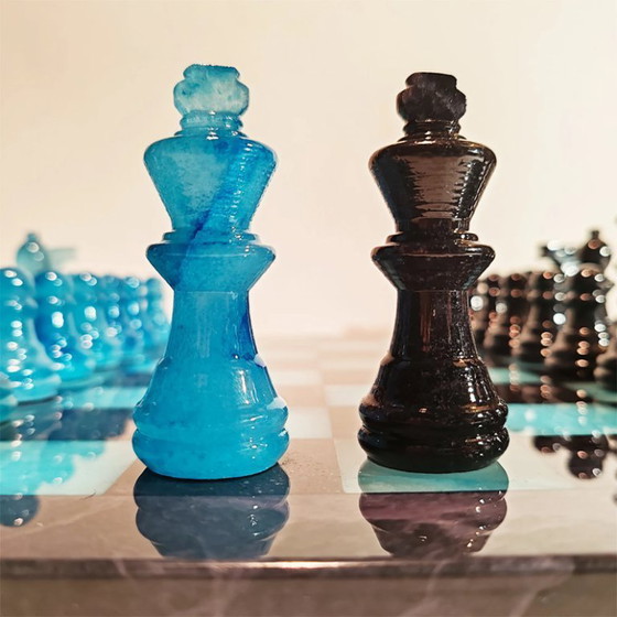 Image 1 of Jeu d'échecs de luxe vintage des années 1970 en véritable albâtre de Volterra sculpté à la main - Noir et bleu ciel - Fabriqué e