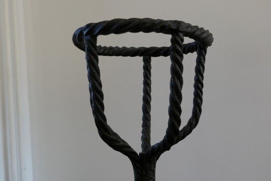 Image 1 of Paire de grands fers à repasser ou boules à feu en fer forgé (Andier)