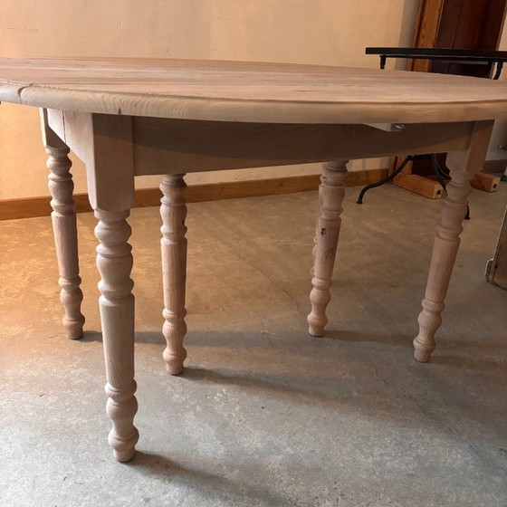 Image 1 of Ronde tafel met verlengstukken