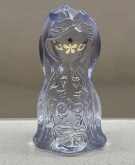 Evento artistico Ikea 2018, statuetta in vetro "Notturna" di Junko Mizuno.