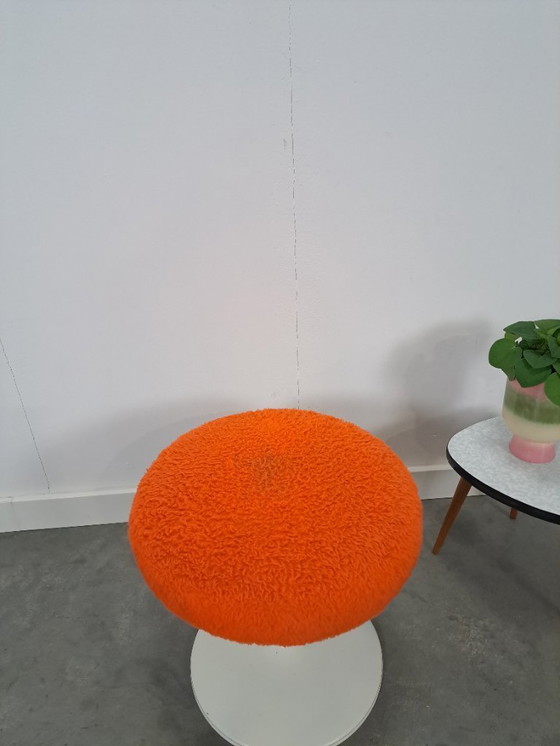 Image 1 of Sgabello in metallo bianco spaziale con soffice cuscino arancione
