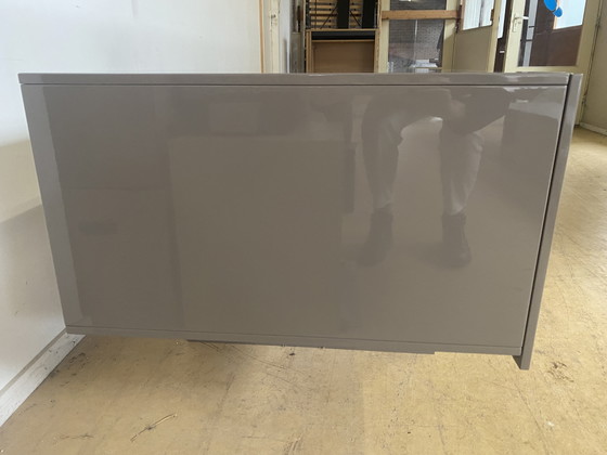 Image 1 of Capellini Uni/2 dressoir, couleur boue/taupe, hoogglans, 270 cm breef