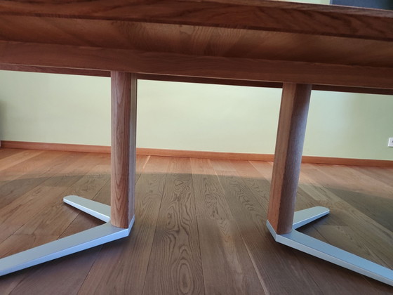 Elegante mesa de comedor ovalada de roble – Team7, Mesas de comedor, Metal, Madera (photo 5 of 6)