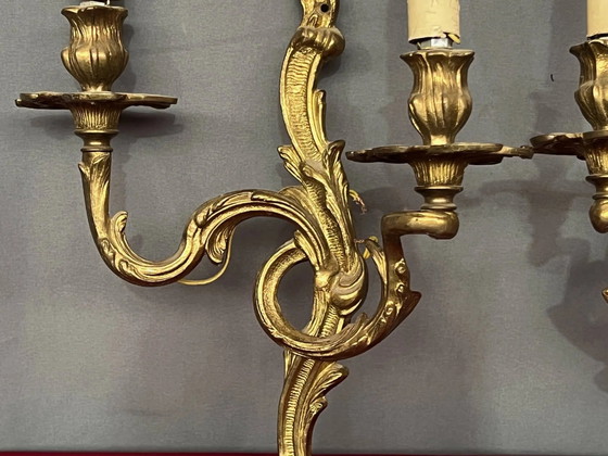 Een paar vergulde, massief bronzen wandlampen in rococostijl. (photo 5 of 8)