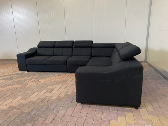 Image 1 of Moderne zwarte stoffen hoekbank