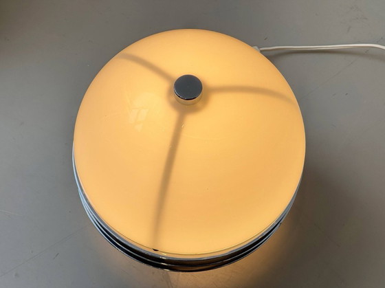 Image 1 of Set van 2 tafellampen in Space Age-stijl met opalen glazen kappen en chromen ringen, jaren 70.