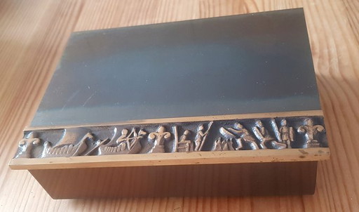 Scatola in rame fatta a mano con rilievi ornamentali vichinghi, anni '40