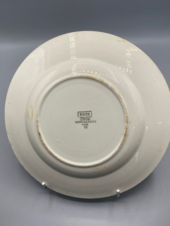 Piatto in maiolica di Digoin Sarreguemines, modello Niger Burgundy con bacche decorate a stencil. (photo 2 of 4)