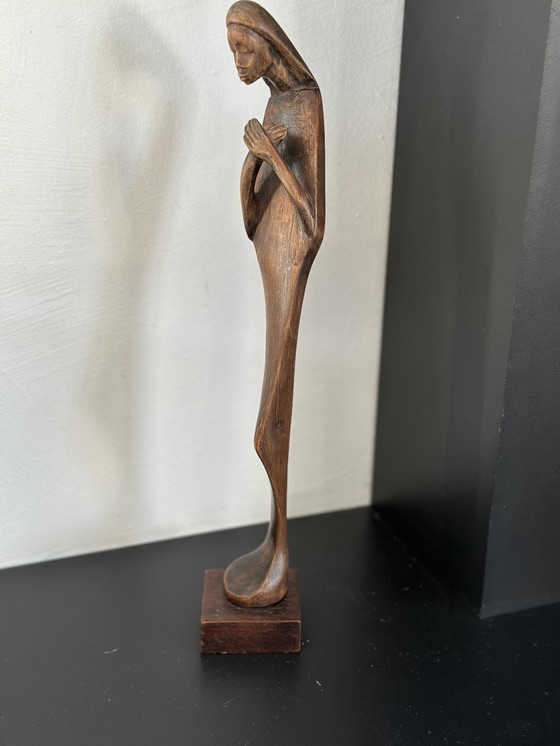 Image 1 of Sculpture religieuse moderne en bois – Figure stylisée de la Vierge (XXe siècle)