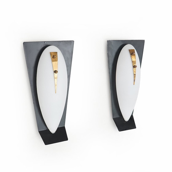 Image 1 of Coppia di lampade da parete in vetro opalino e ottone, anni '50