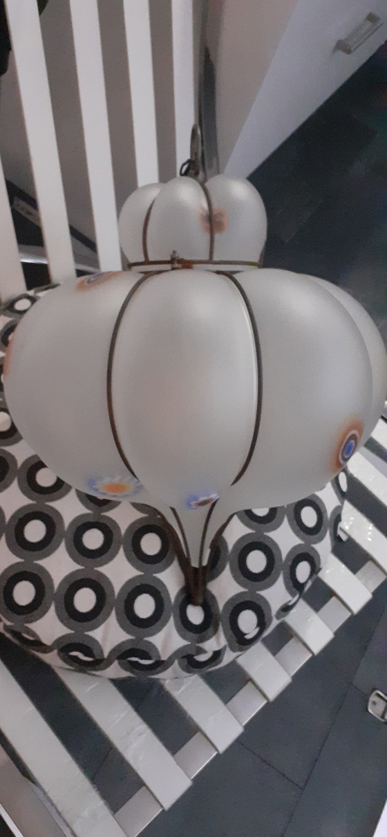 Image 1 of Lámpara colgante de vidrio lechoso con acentos de color.