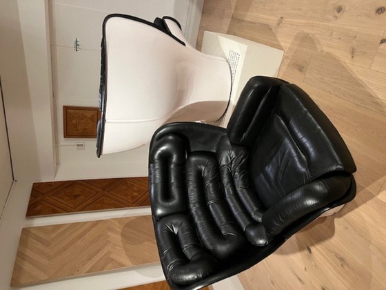 Image 1 of 2 stuks originele Elda Chairs, draaifauteuils in zwartleer en wit kunststof van Joe Colombo in zeer goede staatde staat