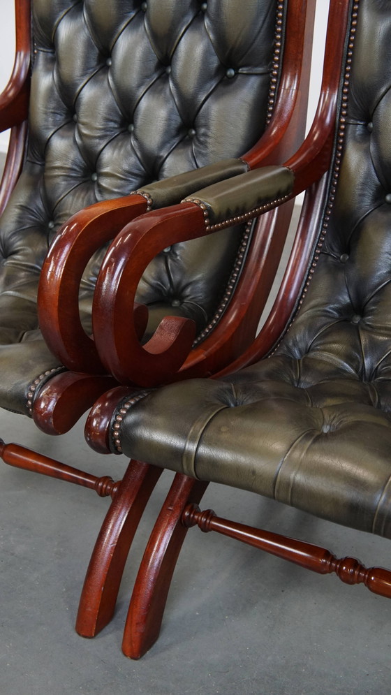 Image 1 of 2 poltrone Chesterfield inglesi in pelle di mucca verde con legno