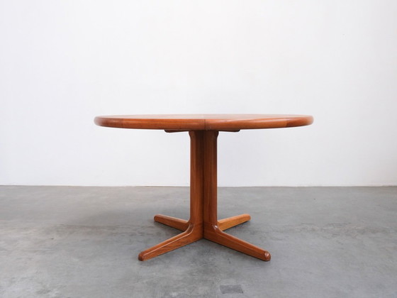Image 1 of Vintage eettafel van teakhout, Deense stijl uit het midden van de 20e eeuw.