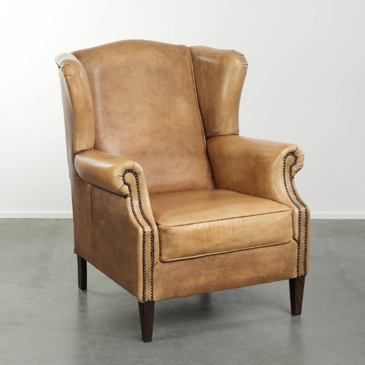 Mooie lichte rundleren oorfauteuil met een tijdloze Engelse uitstraling en een goed zitcomfort