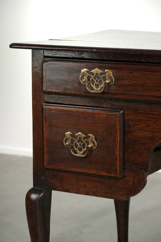 Elegant 18th-century English oak lowboy/side table with a luxurious appearance – Wood (photo 10 of 11)
