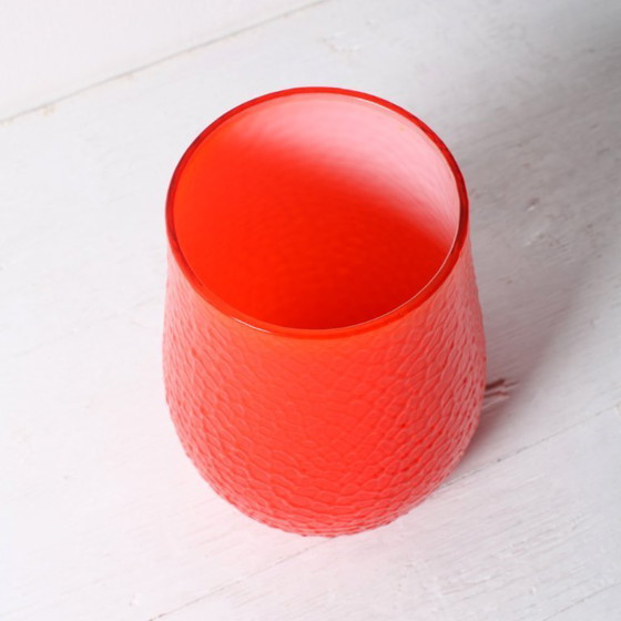Image 1 of Vaso Mid-Century moderno rosso martellato: vetro svedese Elme Glasbruk, anni '60