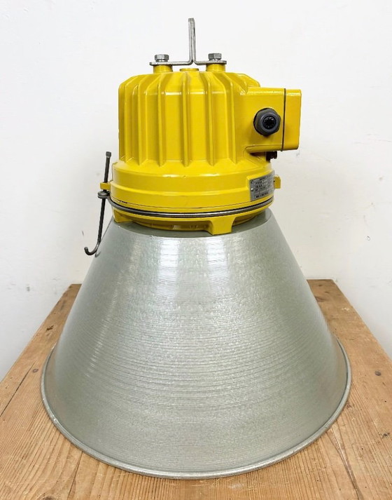 Image 1 of Gele industriële explosieveilige lamp met aluminium kap, jaren 90