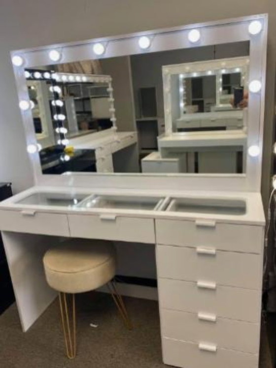 Image 1 of Nieuwe witte make-upkast met 7 lades, glazen blad en 10 lampen.