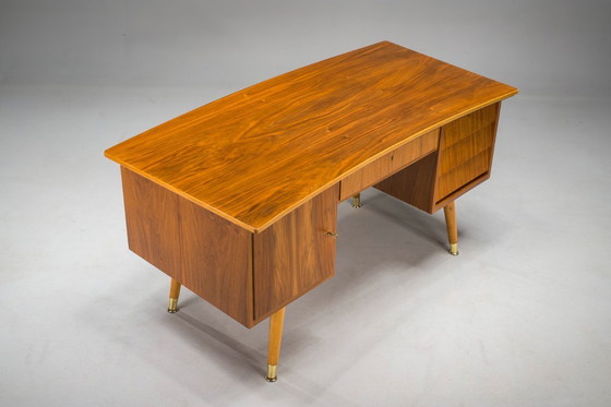 Image 1 of Freistehender Schreibtisch in Nussbaum, 1960er Jahre
