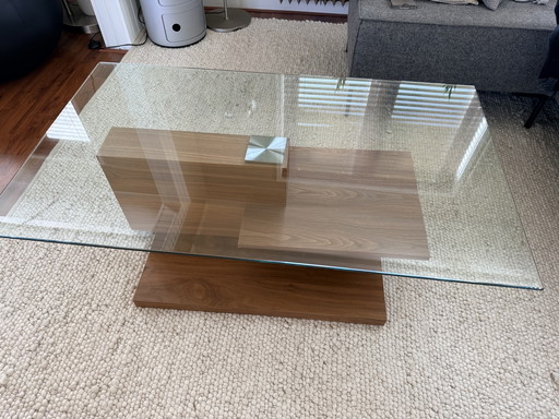 Moderner Couchtisch aus Walnussholz mit Glasplatte