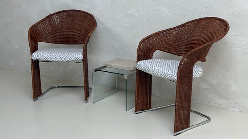 Deux magnifiques chaises design en rotin avec piètement chromé