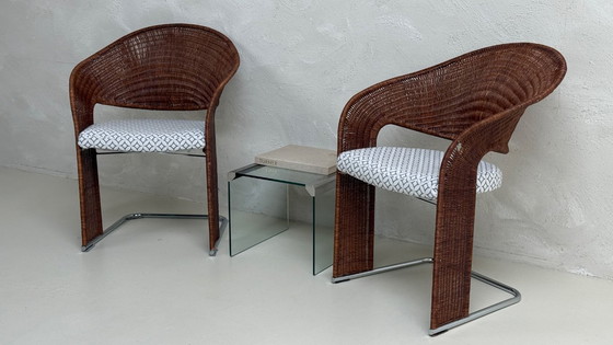 Image 1 of Deux magnifiques chaises design en rotin avec piètement chromé
