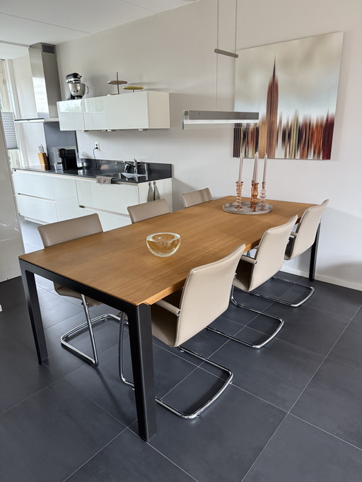Leolux eetkamertafel en 6 Leolux stoelen