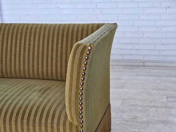 Image 1 of Dänisches 2-Sitzer-Sofa aus den 1970er Jahren, originaler grüner Möbelveloursbezug.