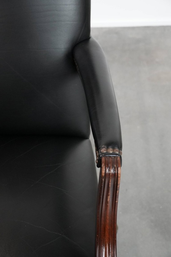 Image 1 of Zwarte rundleren en houten chesterfield bureaustoel in Engelse stijl op wieltjes