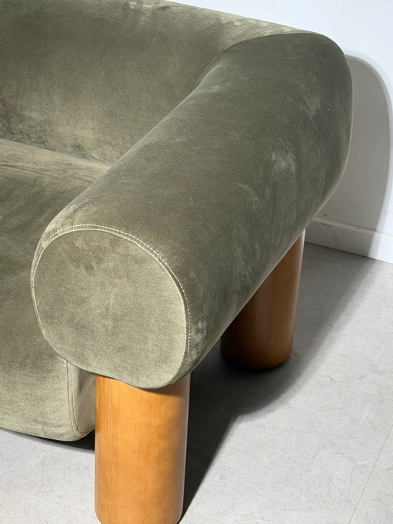 Fauteuil lounge sculptural vert olive avec pieds en bois (photo 6 sur 9)