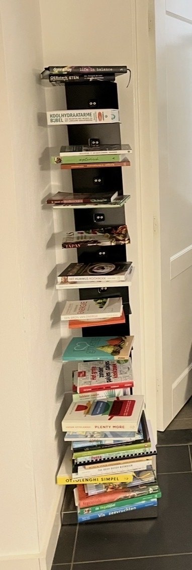 Atril para amantes del diseño. Atril vertical muy bonito y robusto, en color negro. Diseño.