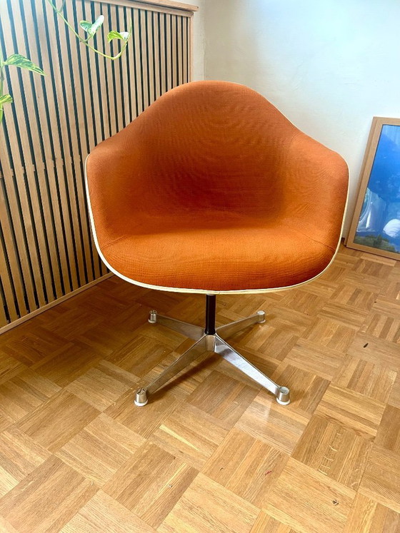 Bellissima poltrona a secchiello vintage Eames PAC di Vitra – Sedie da ufficio, Textile, Aluminium (photo 3 of 11)