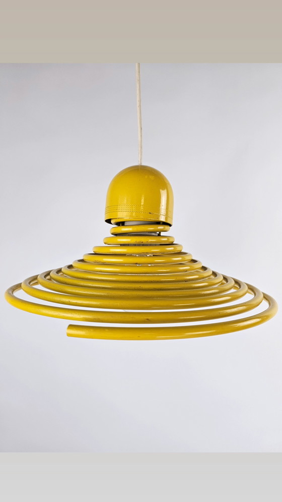 Image 1 of Suspension spirale pop art italienne en métal jaune