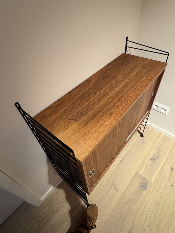 Image 1 of Armario bajo de pared String en nogal-negro