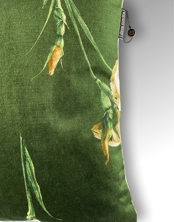 Image 1 of GP & J Baker – Set mit 2 neuen Kissen aus dem Stoff „Baker Iris“ von GP & J Baker.