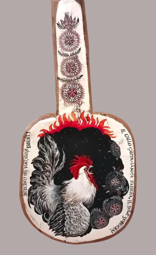 Decorazione d'interni. Pala antica in legno.