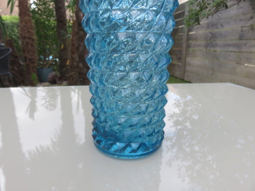 Botella gigante, jarra, Empoli, Italia, vidrio azul con puntas de diamante. Décadas de 1960-1970.