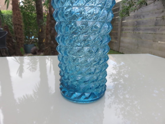 Image 1 of Botella gigante, jarra, Empoli, Italia, vidrio azul con puntas de diamante. Décadas de 1960-1970.