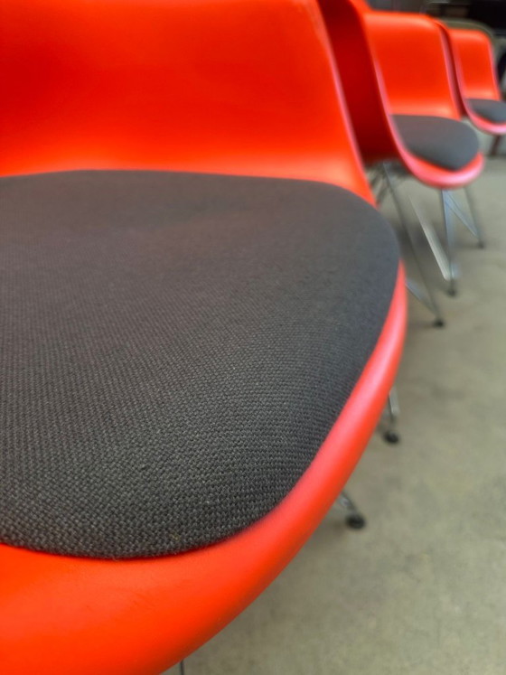 Silla Vitra Eames DAR, Charles y Ray Eames (stock: 8) – Sillones, Plástico, Textil (photo 5 of 6)