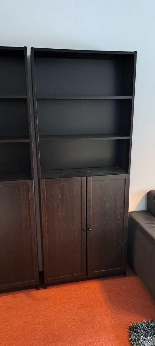 Meuble noir avec portes et compartiments ouverts | Design intemporel