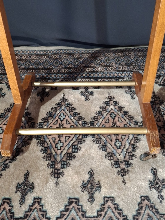 Image 1 of Perchero de madera con ruedas
